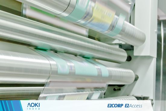 A indústria plástica tem particularidades como moldes e ferramentais, controle de refugo, rastreabilidade de matéria-prima, composição de custos por ciclo e necessidade de eficiência no uso de recursos.